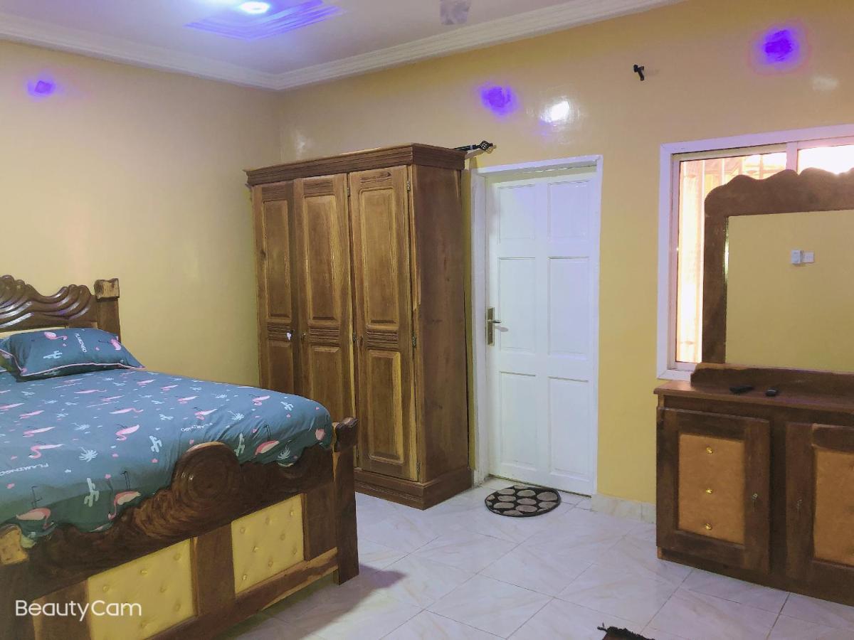 Awamuulamin Manneh Guest House Abuko Exteriör bild