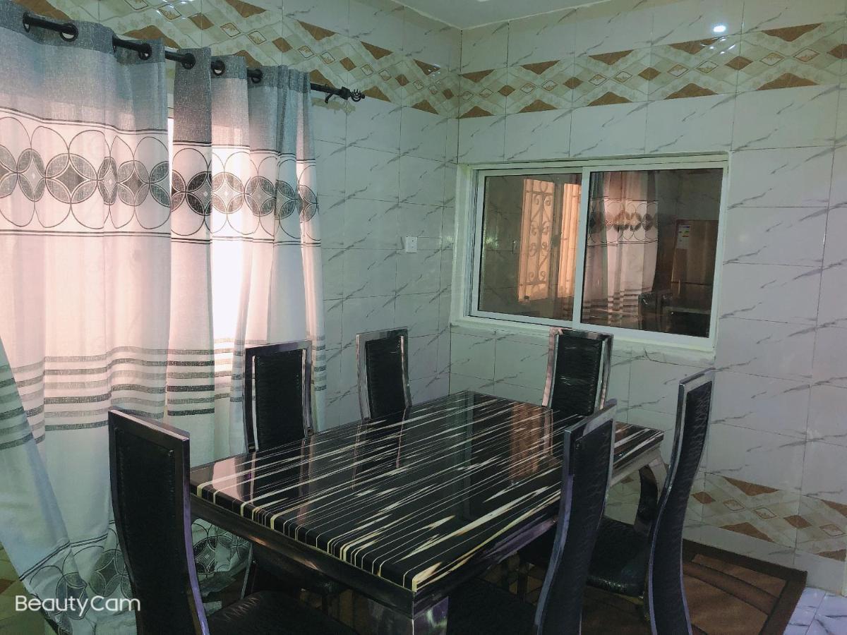 Awamuulamin Manneh Guest House Abuko Exteriör bild