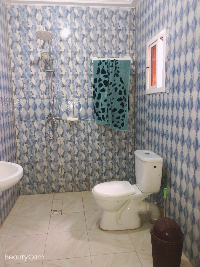 Awamuulamin Manneh Guest House Abuko Exteriör bild